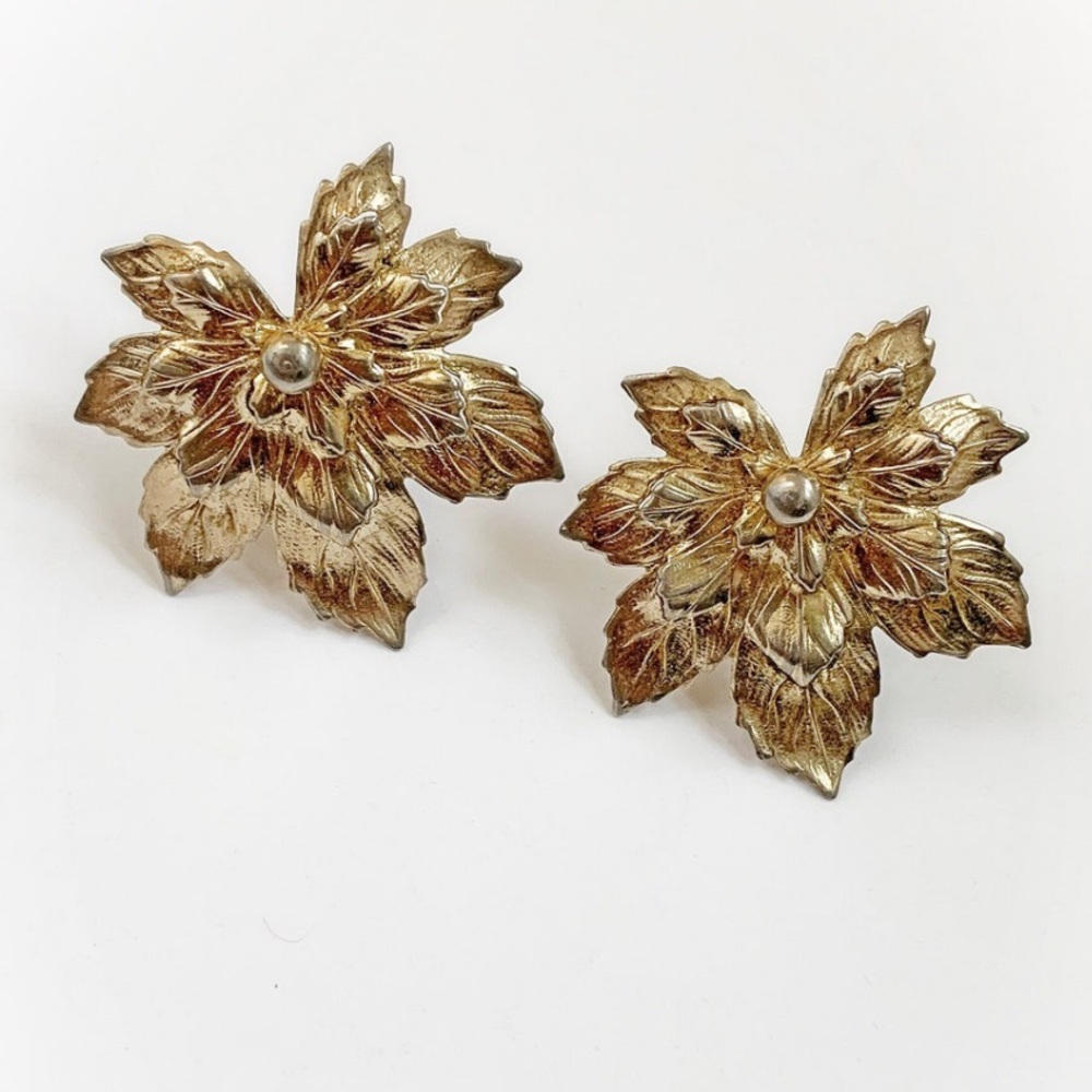 Vintage Sarah Coventry Large Gold Tone Maple Leaf 🍁 Metal Clip On Earrings